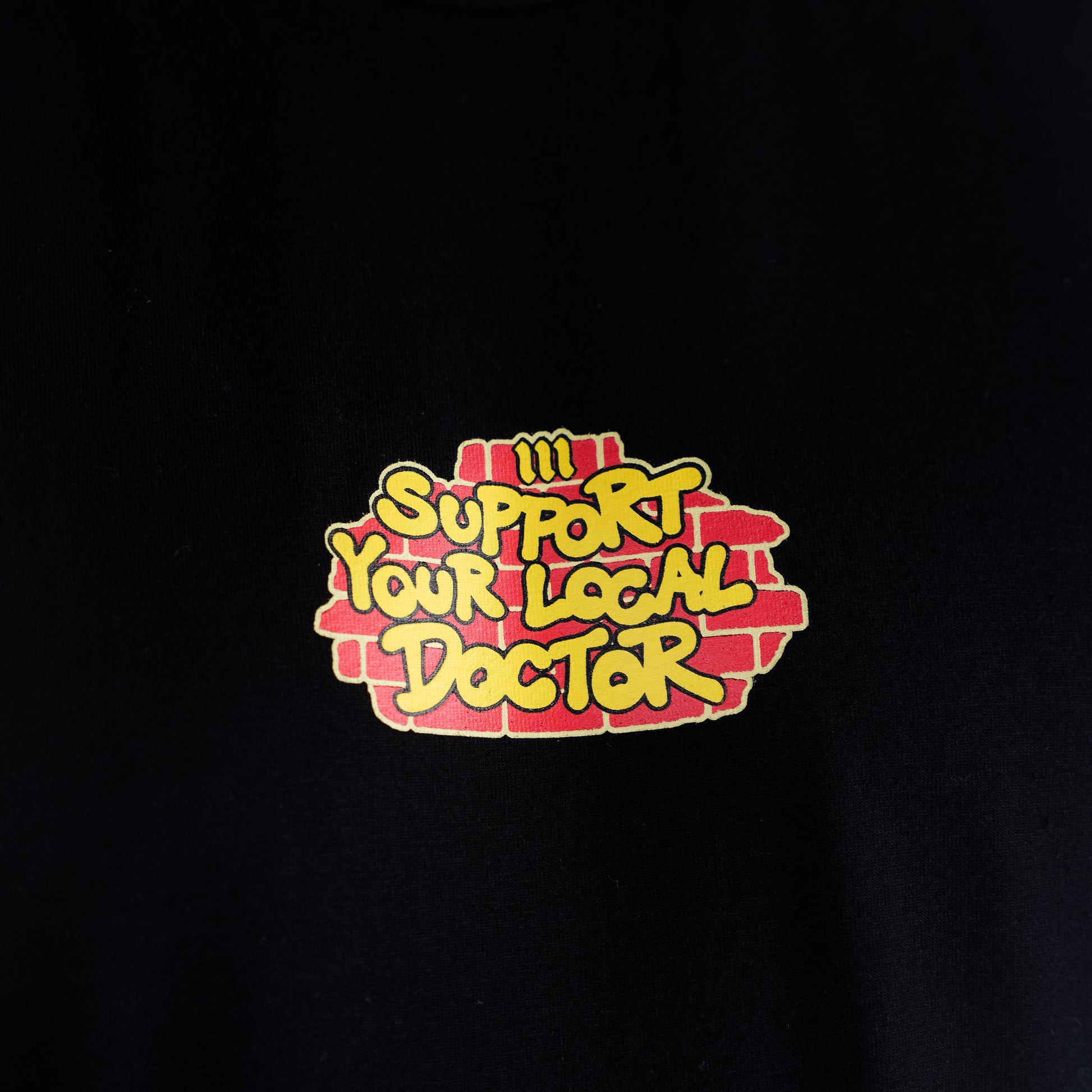 Regata Cut Off Mith Comam Frutas Support Your Local Doctor Preto