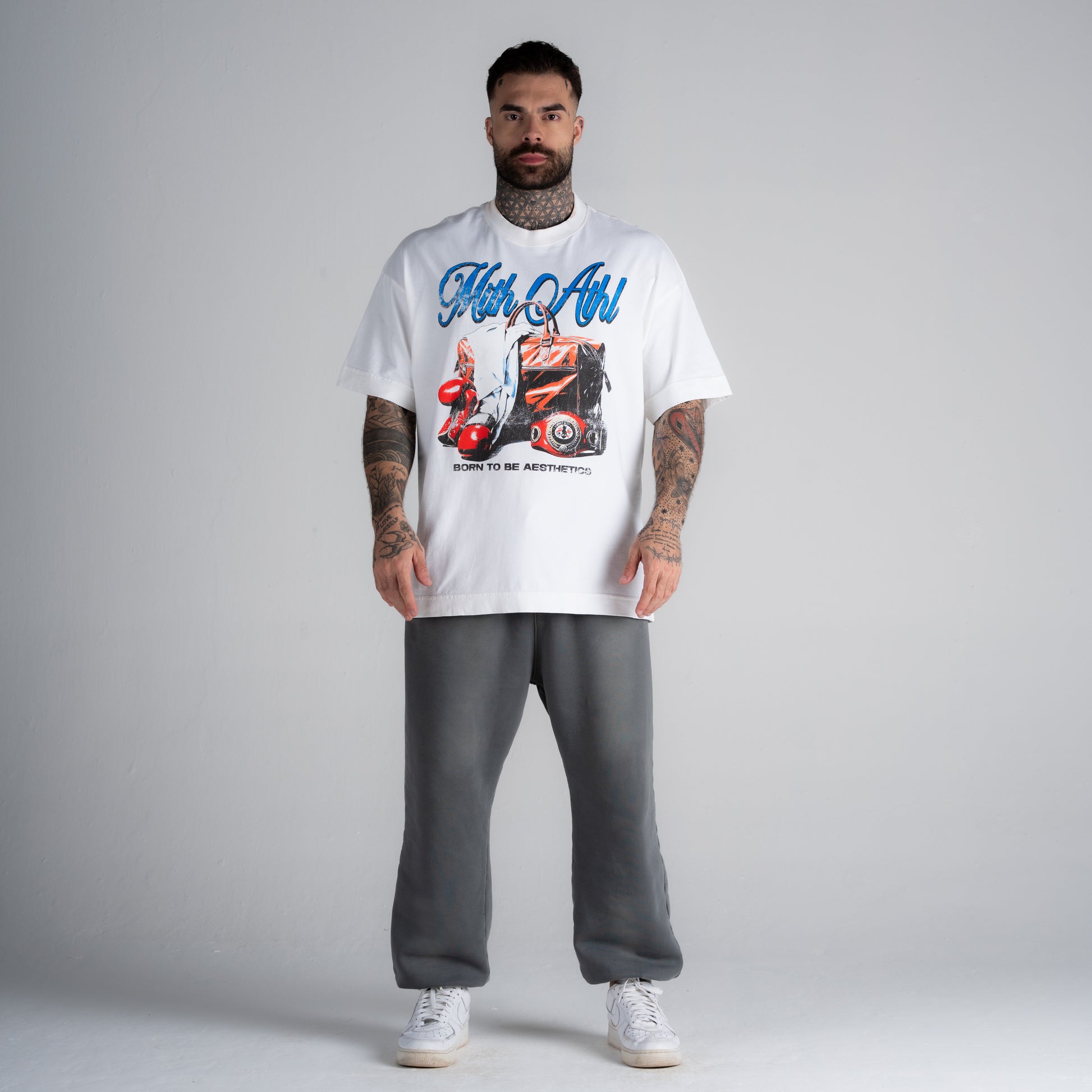 Camiseta Oversized Born To Be Aesthetics Off White