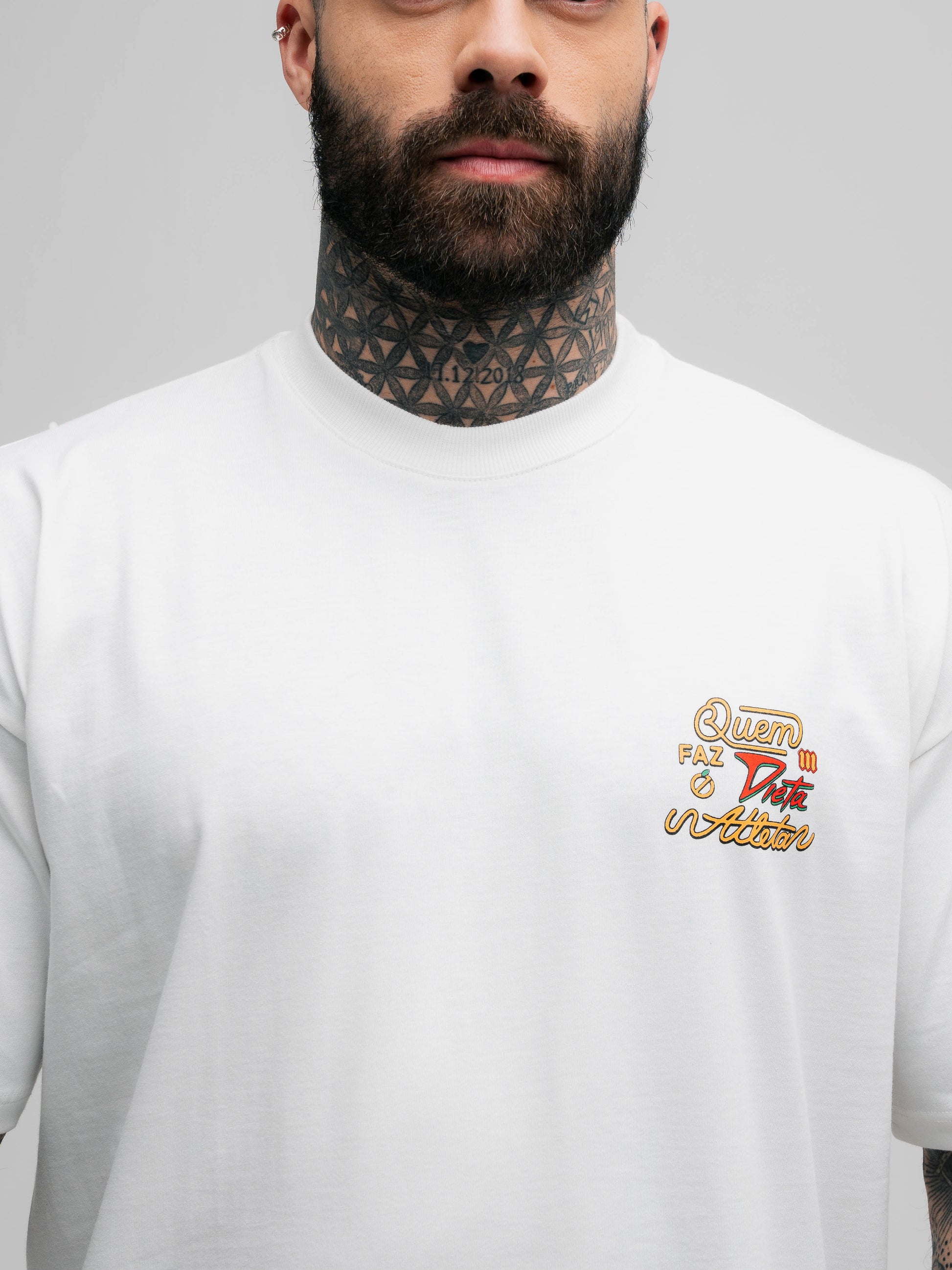 Camiseta Oversized Mith Comam Frutas Quem Faz Dieta É Atleta Off White