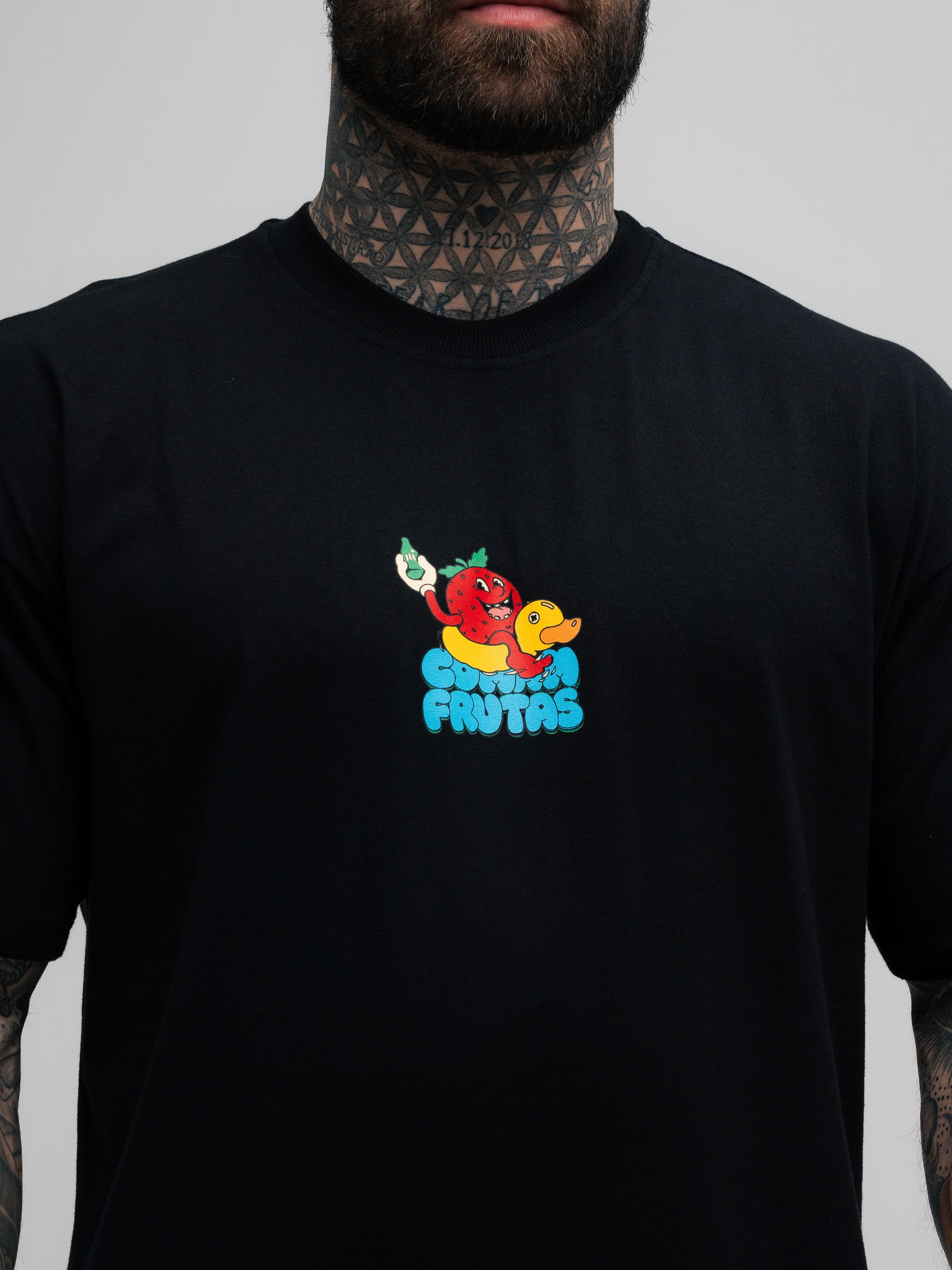 Camiseta Oversized Mith Comam Frutas Pool Party Preto