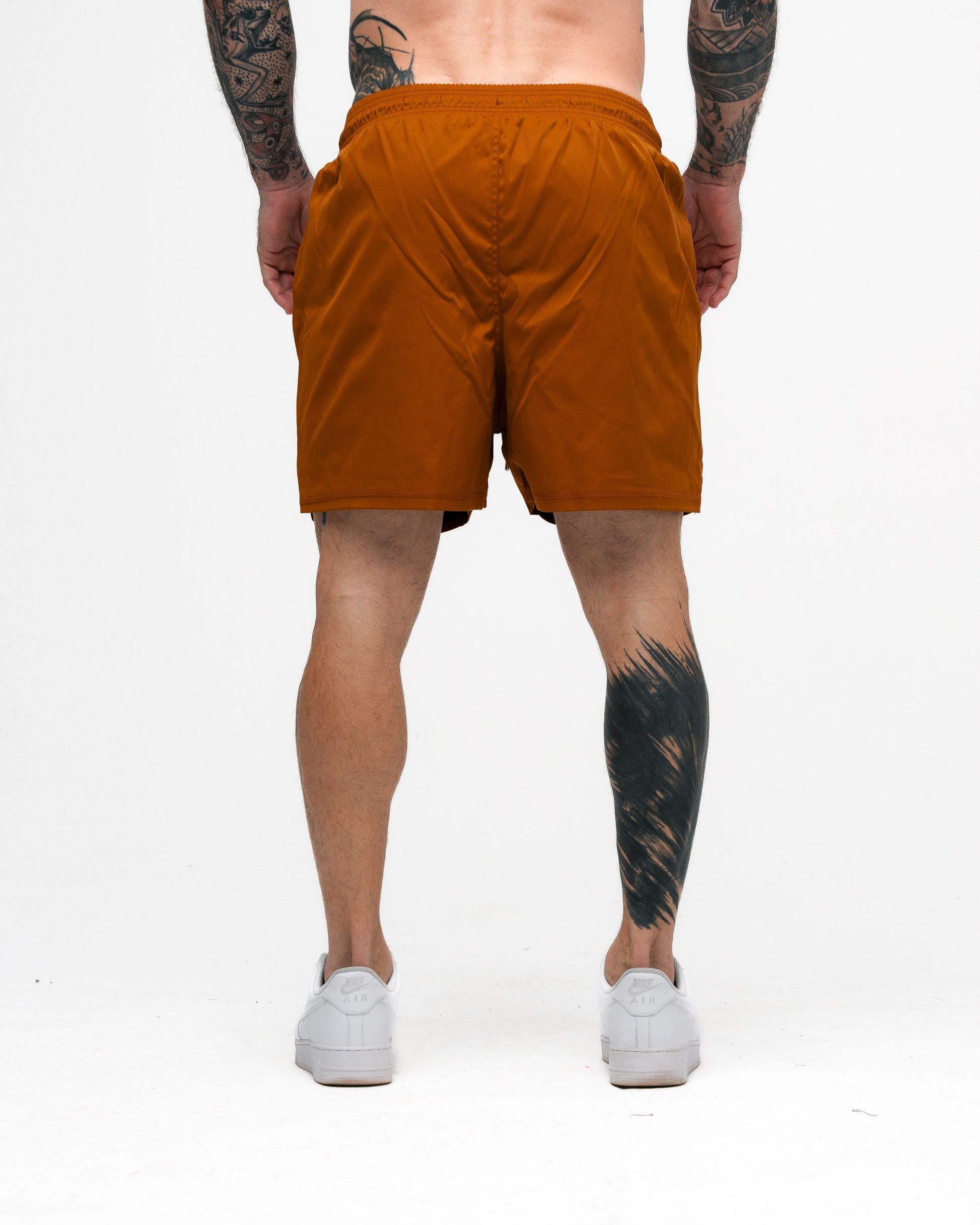 Shorts Curto Tactel Comam Frutas Marrom
