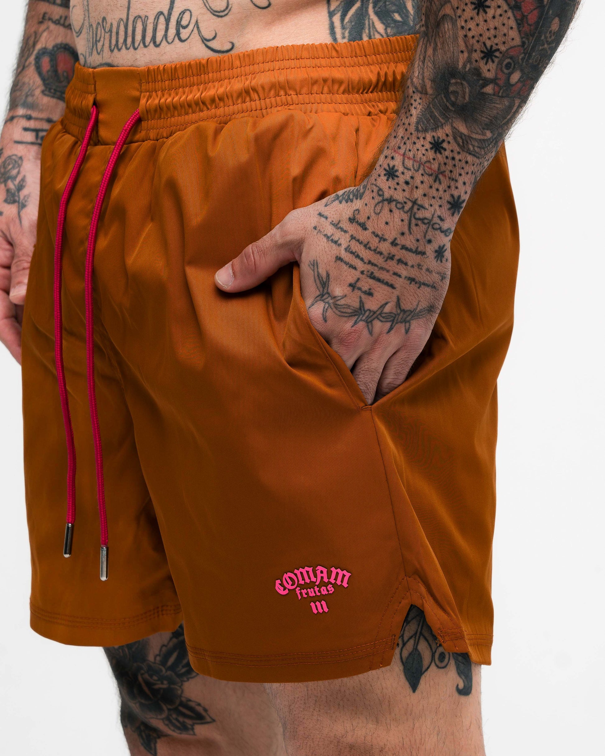 Shorts Curto Tactel Comam Frutas Marrom