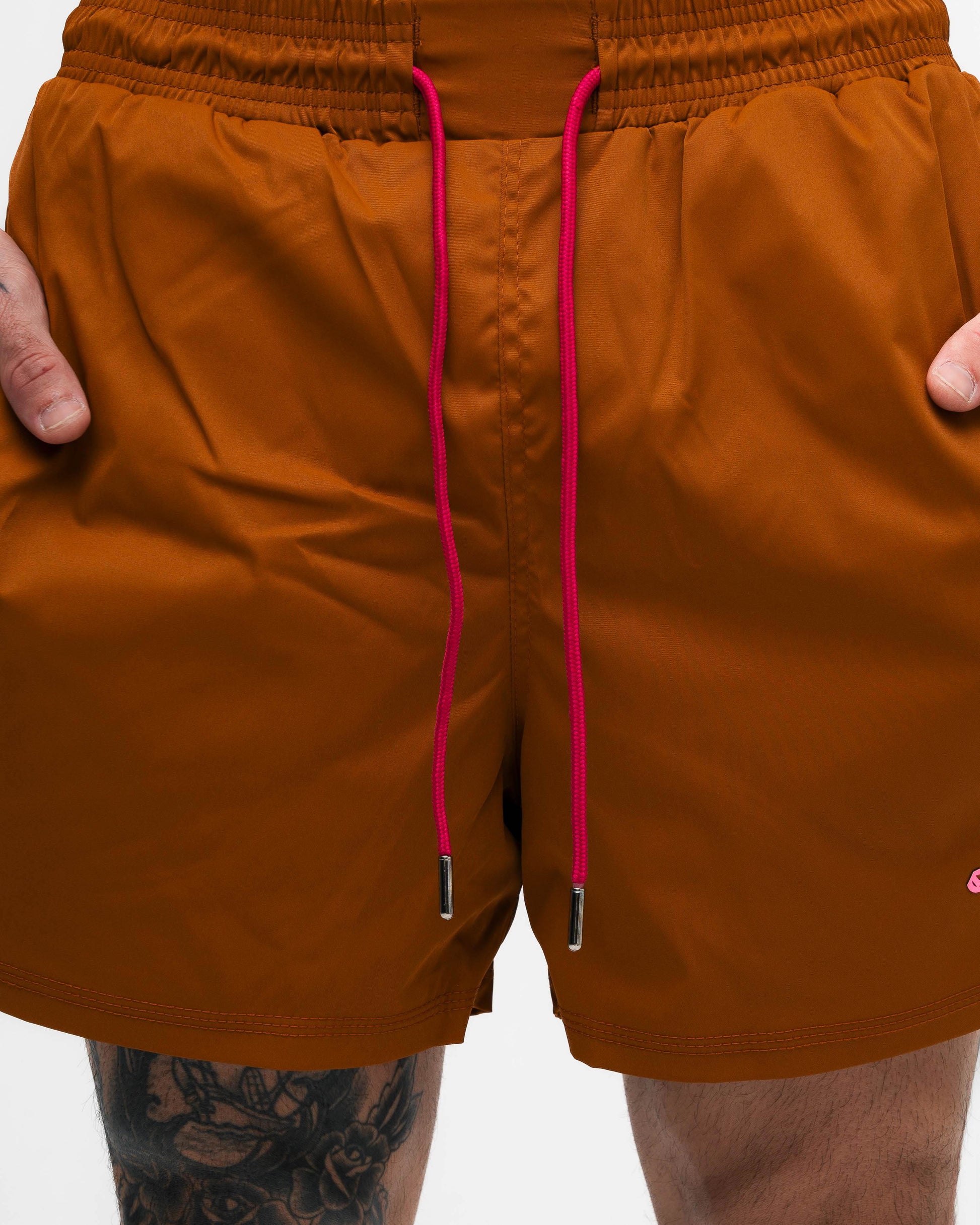 Shorts Curto Tactel Comam Frutas Marrom